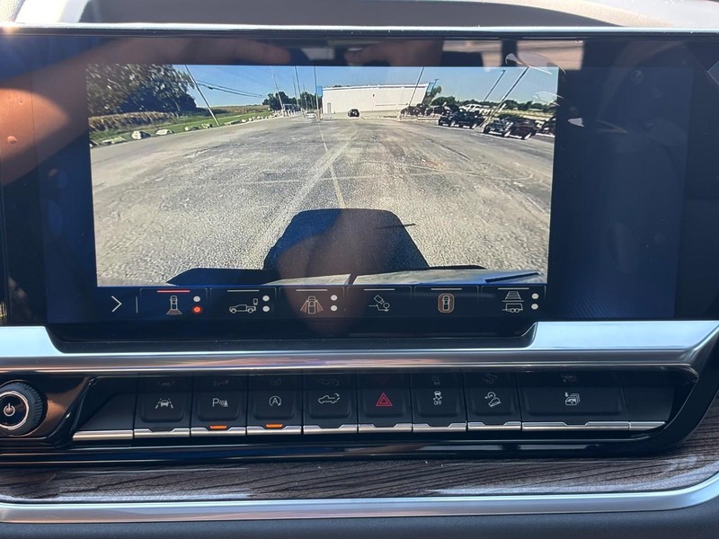 Chevrolet Silverado 1500 Vehicle Full-screen Gallery Image 17