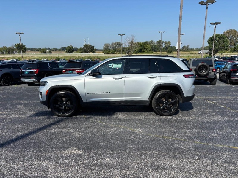 Jeep Grand Cherokee Vehicle Full-screen Gallery Image 02