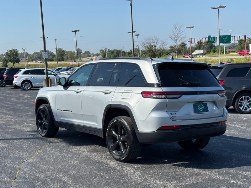 Jeep Grand Cherokee Vehicle Full-screen Gallery Image 03