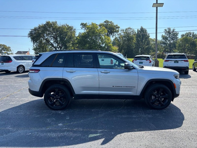 Jeep Grand Cherokee Vehicle Full-screen Gallery Image 06