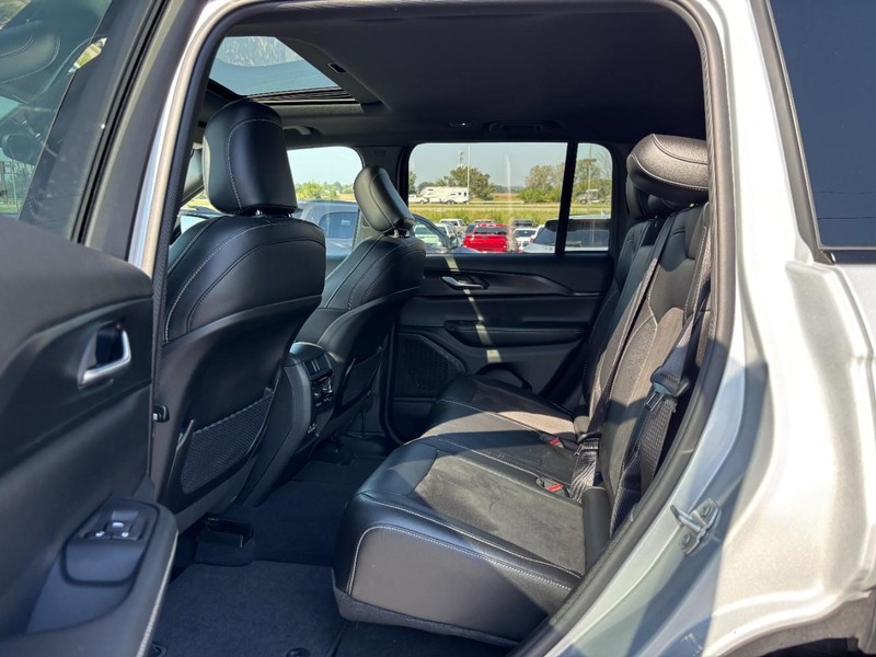 Jeep Grand Cherokee Vehicle Full-screen Gallery Image 10