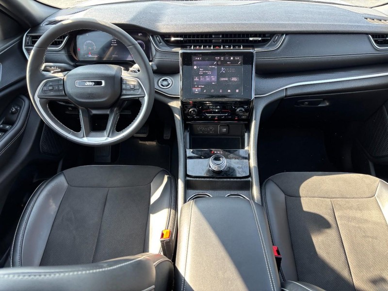 Jeep Grand Cherokee Vehicle Full-screen Gallery Image 11