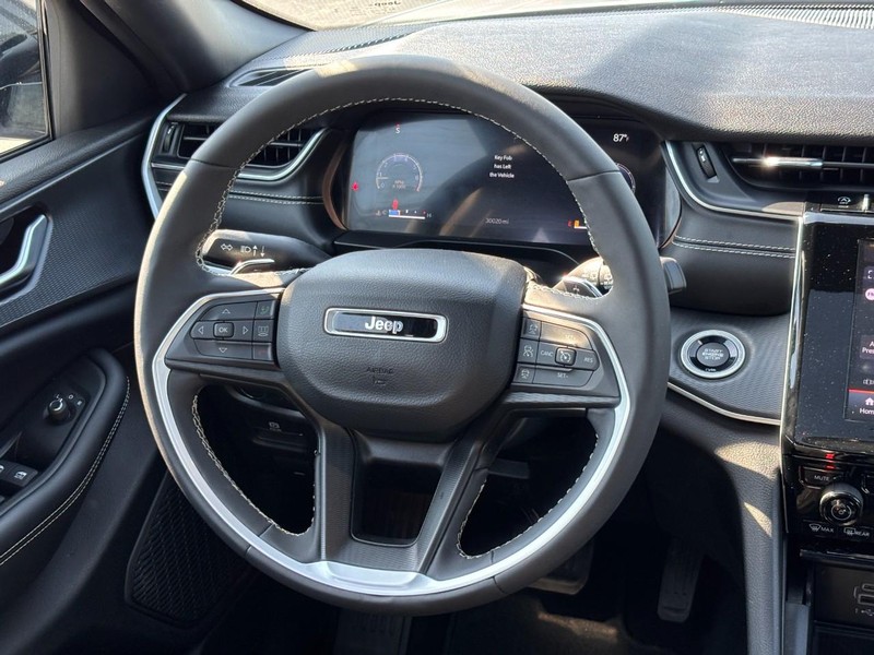 Jeep Grand Cherokee Vehicle Full-screen Gallery Image 12