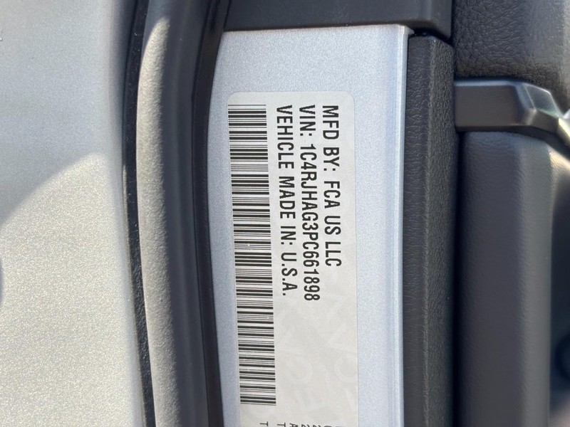 Jeep Grand Cherokee Vehicle Full-screen Gallery Image 23
