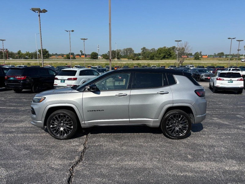 Jeep Compass Vehicle Full-screen Gallery Image 02