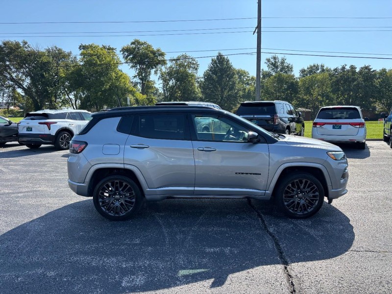 Jeep Compass Vehicle Full-screen Gallery Image 06