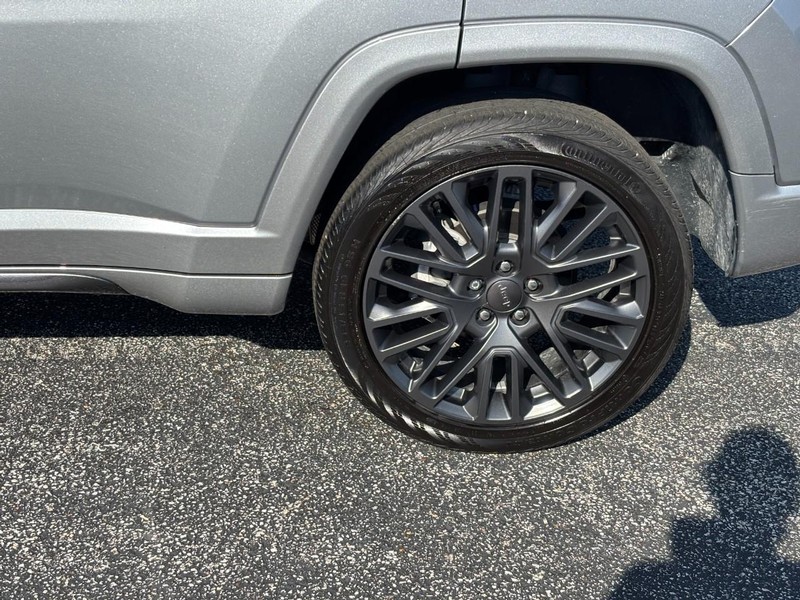 Jeep Compass Vehicle Full-screen Gallery Image 09