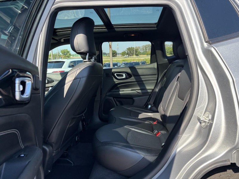 Jeep Compass Vehicle Full-screen Gallery Image 10