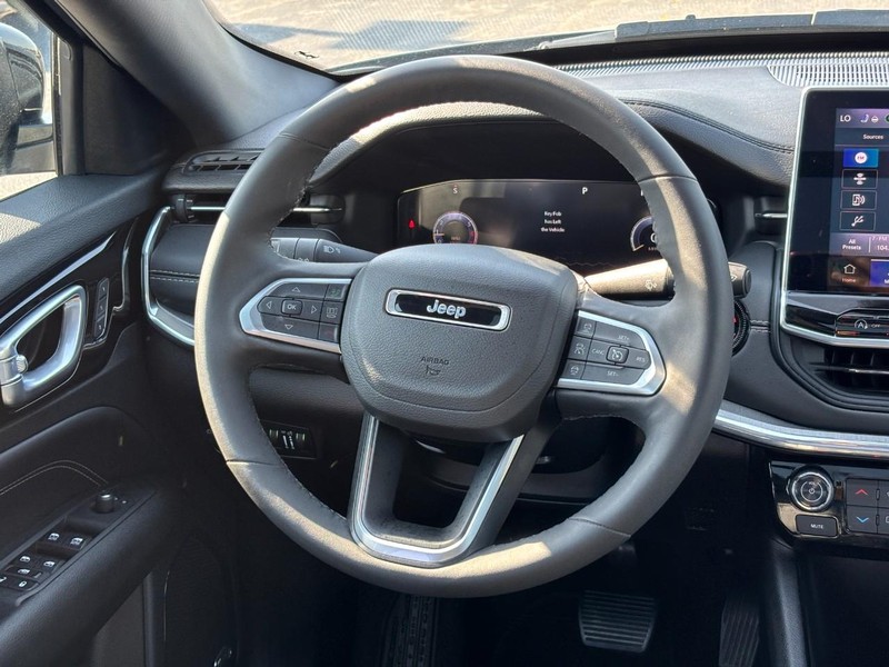 Jeep Compass Vehicle Full-screen Gallery Image 12