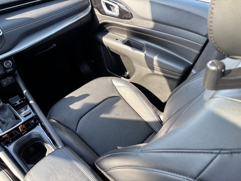 Jeep Compass Vehicle Full-screen Gallery Image 14