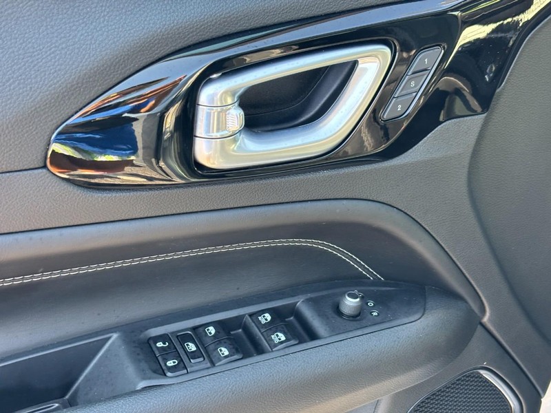 Jeep Compass Vehicle Full-screen Gallery Image 16