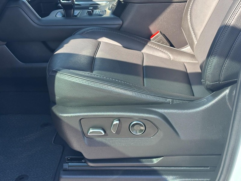 GMC Sierra 1500 Vehicle Full-screen Gallery Image 15
