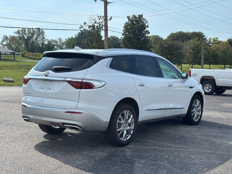 Buick Enclave Vehicle Full-screen Gallery Image 05