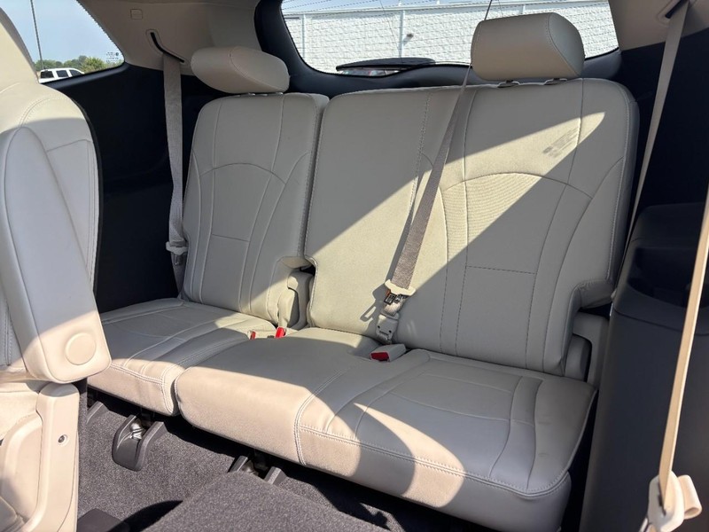 Buick Enclave Vehicle Full-screen Gallery Image 10