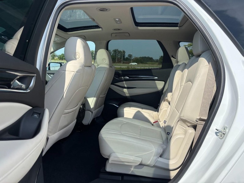 Buick Enclave Vehicle Full-screen Gallery Image 11