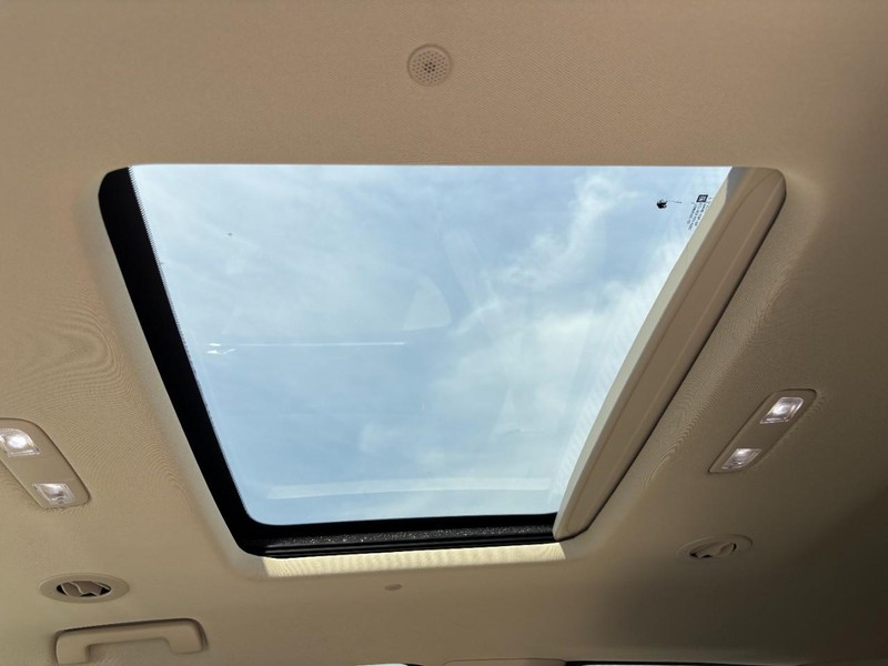Buick Enclave Vehicle Full-screen Gallery Image 12