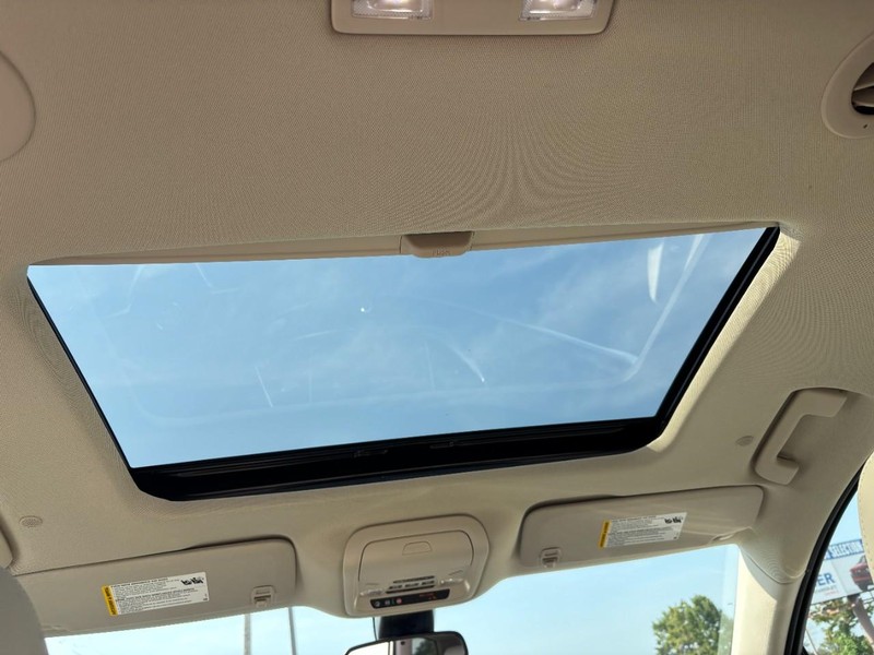Buick Enclave Vehicle Full-screen Gallery Image 13
