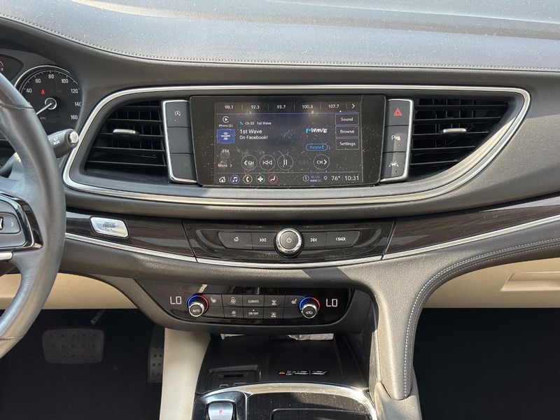 Buick Enclave Vehicle Full-screen Gallery Image 16