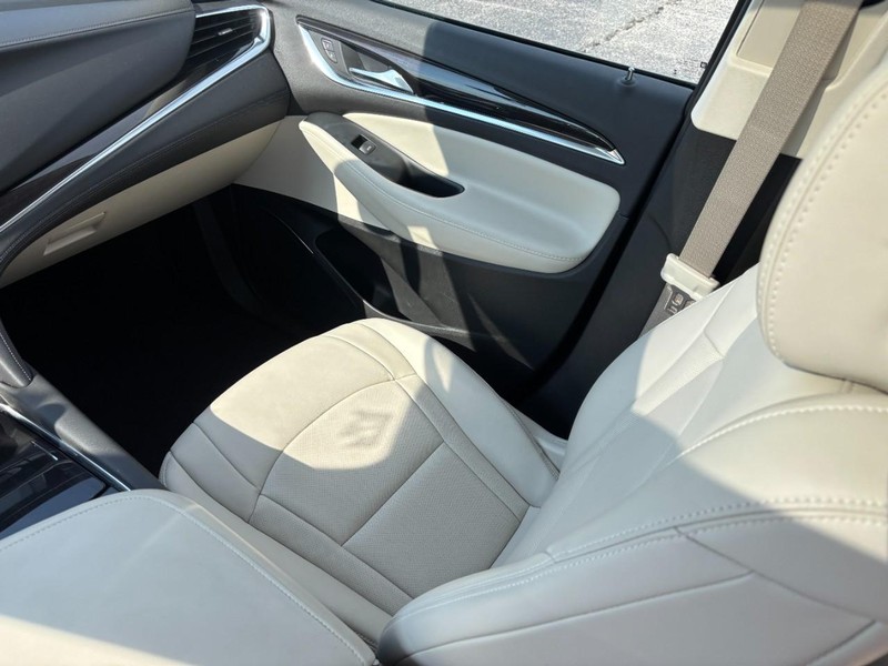 Buick Enclave Vehicle Full-screen Gallery Image 17