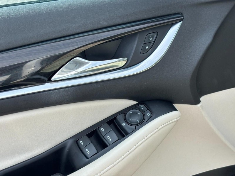 Buick Enclave Vehicle Full-screen Gallery Image 19