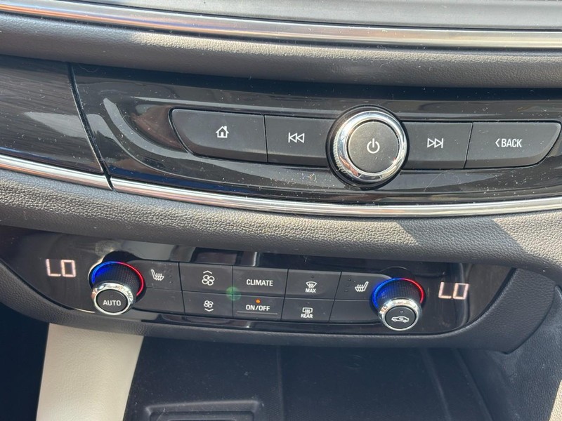 Buick Enclave Vehicle Full-screen Gallery Image 25