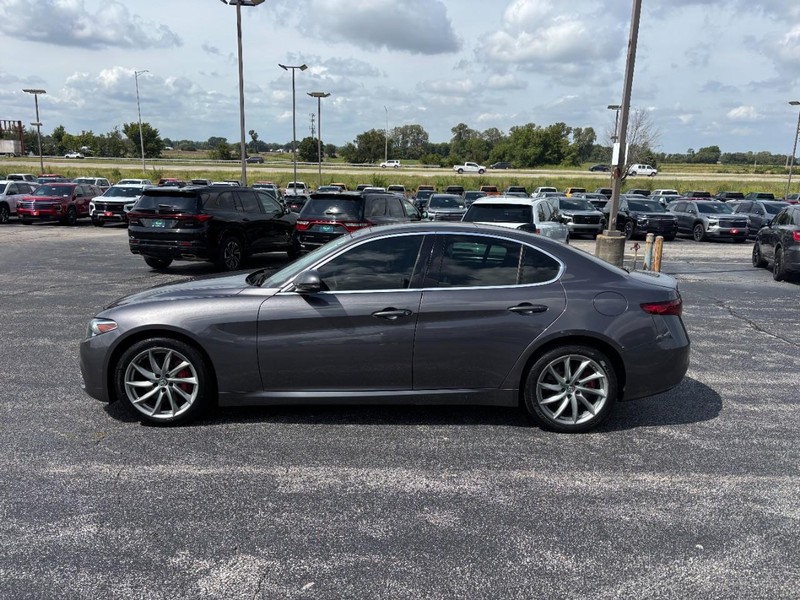 Alfa Romeo Giulia Vehicle Full-screen Gallery Image 02