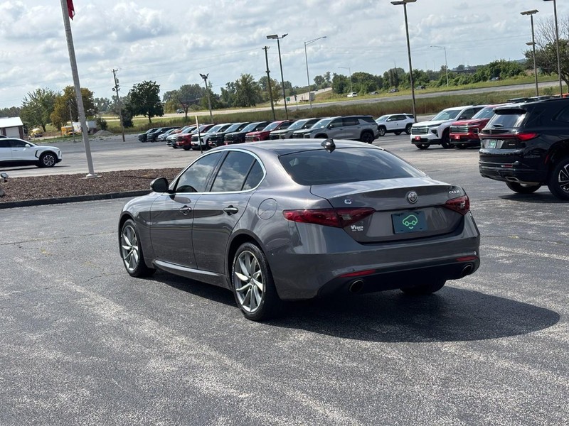 Alfa Romeo Giulia Vehicle Full-screen Gallery Image 03