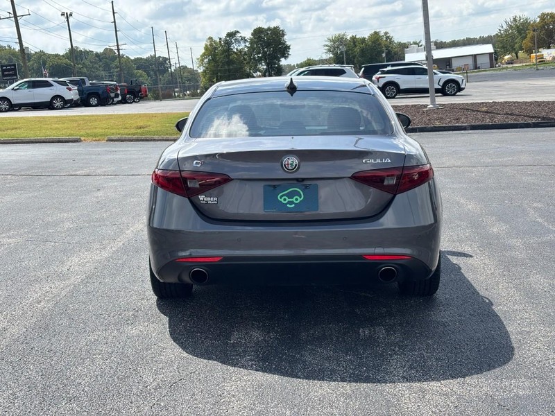 Alfa Romeo Giulia Vehicle Full-screen Gallery Image 04