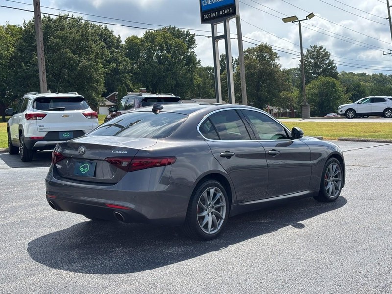 Alfa Romeo Giulia Vehicle Full-screen Gallery Image 05