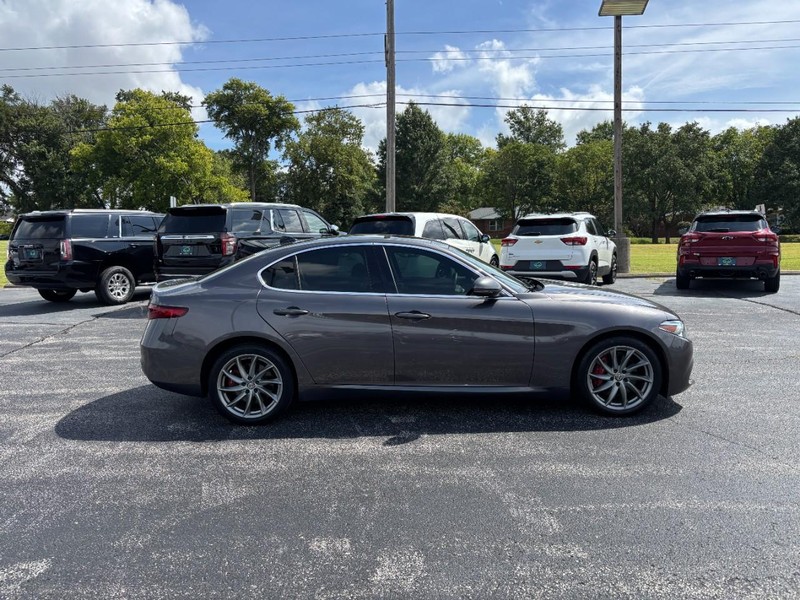 Alfa Romeo Giulia Vehicle Full-screen Gallery Image 06