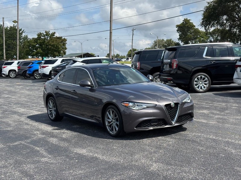 Alfa Romeo Giulia Vehicle Full-screen Gallery Image 07