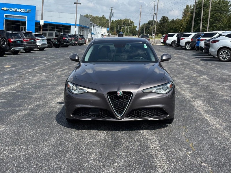 Alfa Romeo Giulia Vehicle Full-screen Gallery Image 08