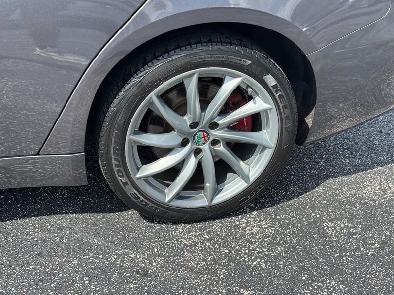 Alfa Romeo Giulia Vehicle Full-screen Gallery Image 09