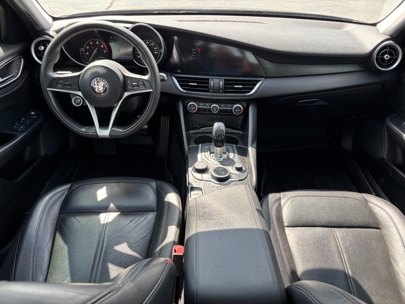 Alfa Romeo Giulia Vehicle Full-screen Gallery Image 11