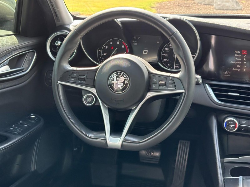 Alfa Romeo Giulia Vehicle Full-screen Gallery Image 12