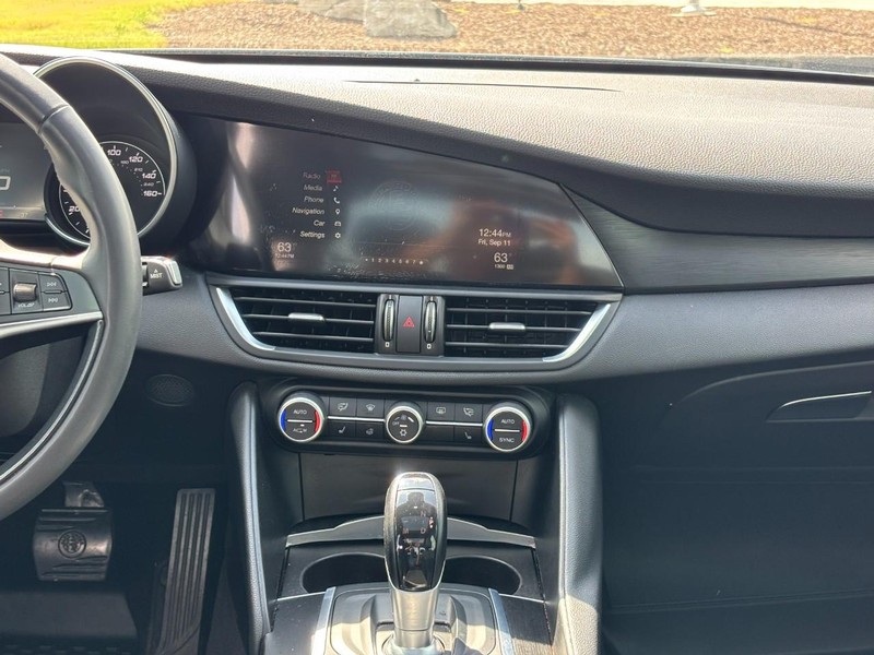 Alfa Romeo Giulia Vehicle Full-screen Gallery Image 13