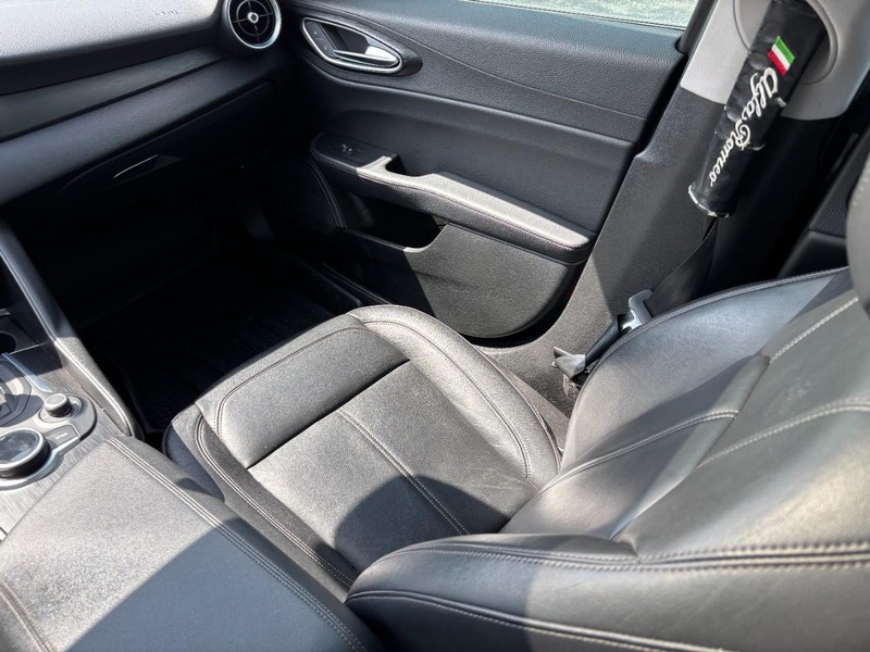 Alfa Romeo Giulia Vehicle Full-screen Gallery Image 14