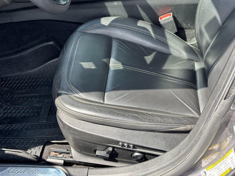 Alfa Romeo Giulia Vehicle Full-screen Gallery Image 15