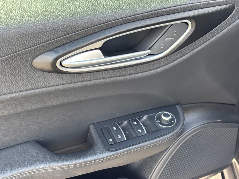 Alfa Romeo Giulia Vehicle Full-screen Gallery Image 16