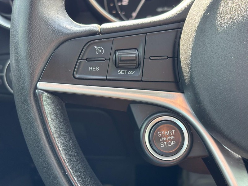 Alfa Romeo Giulia Vehicle Full-screen Gallery Image 17