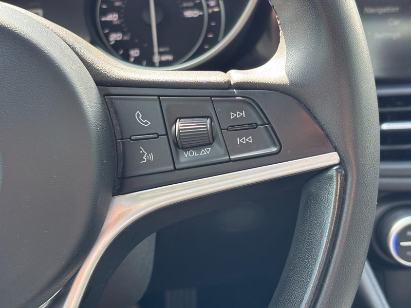 Alfa Romeo Giulia Vehicle Full-screen Gallery Image 18