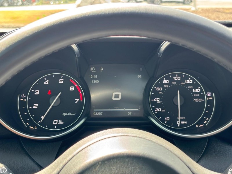 Alfa Romeo Giulia Vehicle Full-screen Gallery Image 19