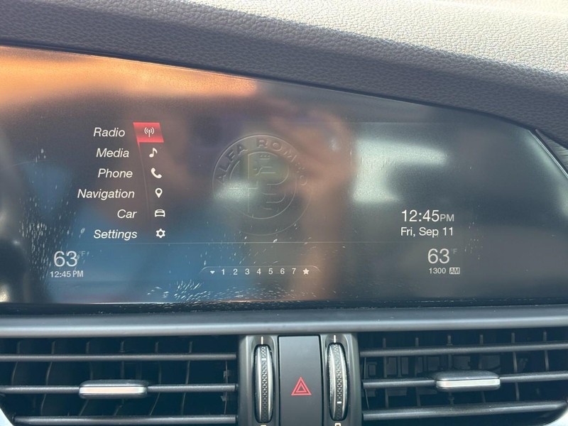 Alfa Romeo Giulia Vehicle Full-screen Gallery Image 20