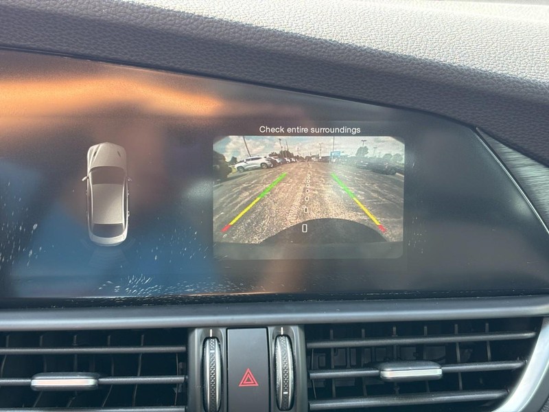 Alfa Romeo Giulia Vehicle Full-screen Gallery Image 21