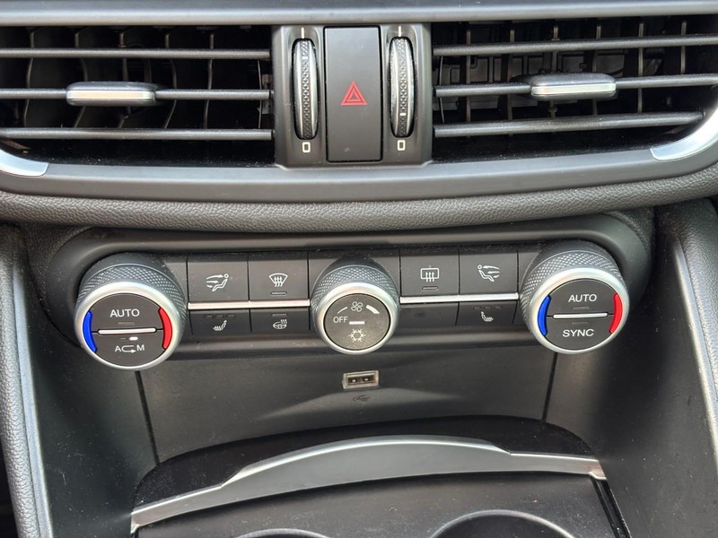 Alfa Romeo Giulia Vehicle Full-screen Gallery Image 22