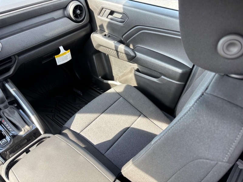 Chevrolet Colorado Vehicle Full-screen Gallery Image 9