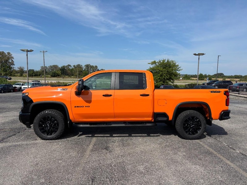 Chevrolet Silverado 2500HD Vehicle Full-screen Gallery Image 2