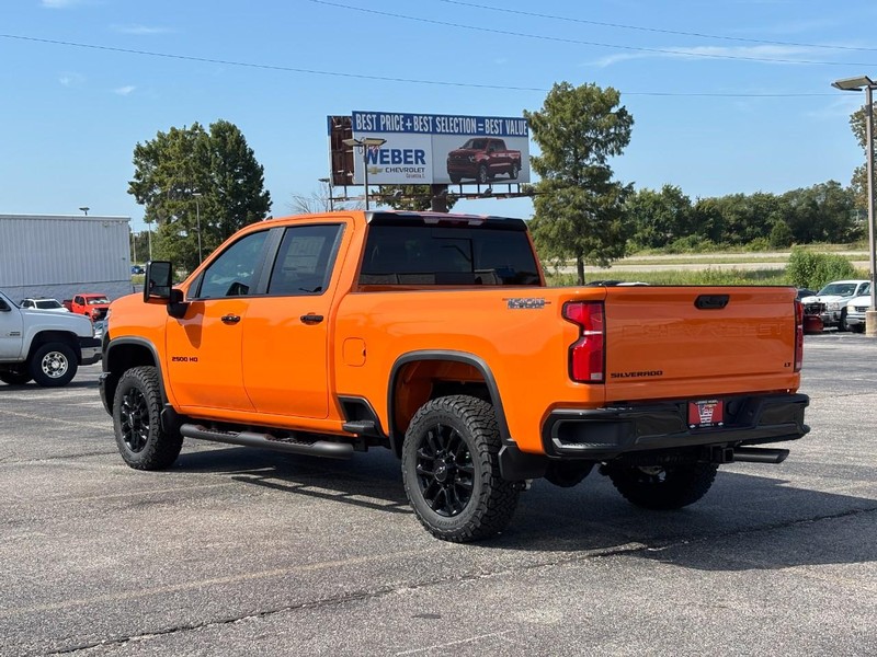 Chevrolet Silverado 2500HD Vehicle Full-screen Gallery Image 3