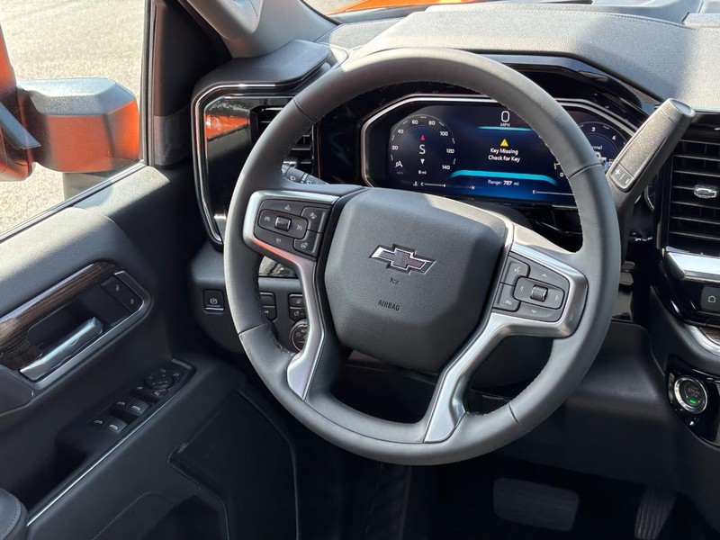 Chevrolet Silverado 2500HD Vehicle Full-screen Gallery Image 7
