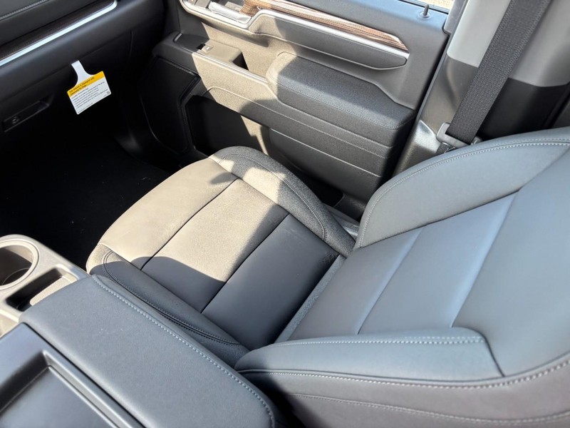 Chevrolet Silverado 2500HD Vehicle Full-screen Gallery Image 9